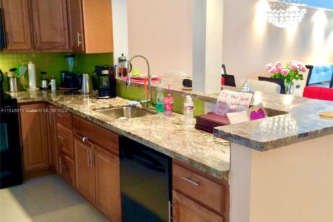 Condominio en venta en Hallandale Beach, Florida, 2 dormitorios, 101.45 m2 № 1862335 - foto 9