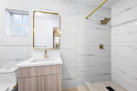 House in Hallandale Beach, Florida 5 bedrooms, 211.82 sq.m. № 2018662 - photo 10