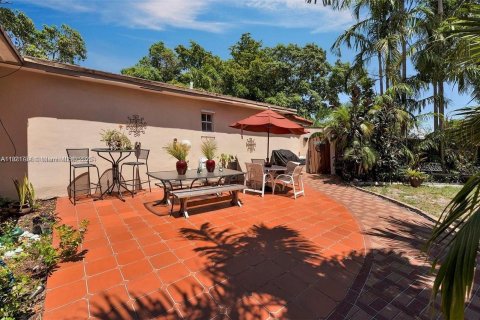 House in Hallandale Beach, Florida 5 bedrooms, 211.82 sq.m. № 2018662