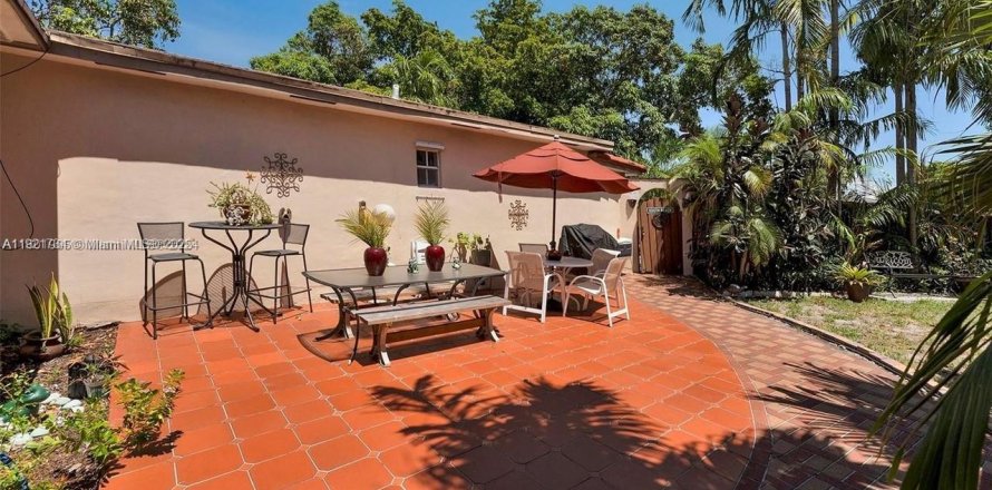 House in Hallandale Beach, Florida 5 bedrooms, 211.82 sq.m. № 2018662