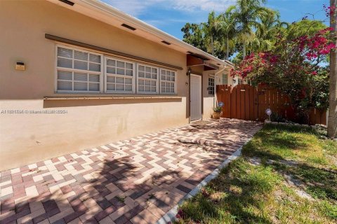 House in Hallandale Beach, Florida 5 bedrooms, 211.82 sq.m. № 2018662 - photo 4