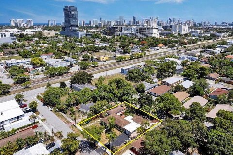 House in Hallandale Beach, Florida 5 bedrooms, 211.82 sq.m. № 2018662 - photo 3