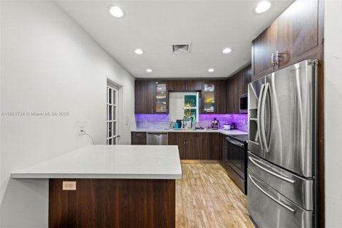 House in Hallandale Beach, Florida 5 bedrooms, 211.82 sq.m. № 2018662 - photo 9