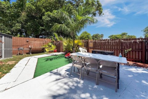 House in Hallandale Beach, Florida 5 bedrooms, 211.82 sq.m. № 2018662 - photo 5