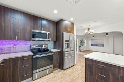 House in Hallandale Beach, Florida 5 bedrooms, 211.82 sq.m. № 2018662 - photo 8