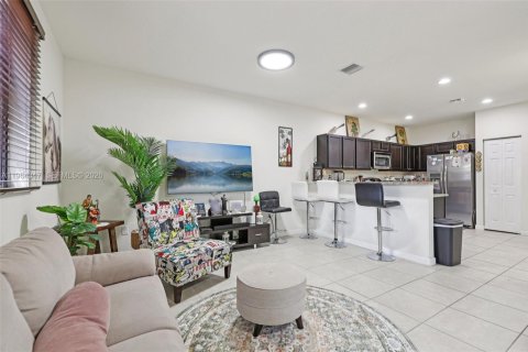 Снять в аренду таунхаус в Майами, Флорида 4 спальни, 163.79м2, № 2026772 - фото 5