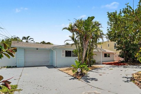 House in Hudson, Florida 3 bedrooms, 118.54 sq.m. № 2113474