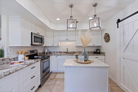 House in Tampa, Florida 3 bedrooms, 122.54 sq.m. № 1835285 - photo 18