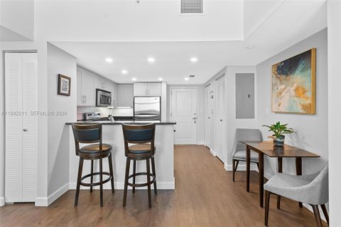 Condo in Miami, Florida, 2 bedrooms  № 2056024 - photo 3