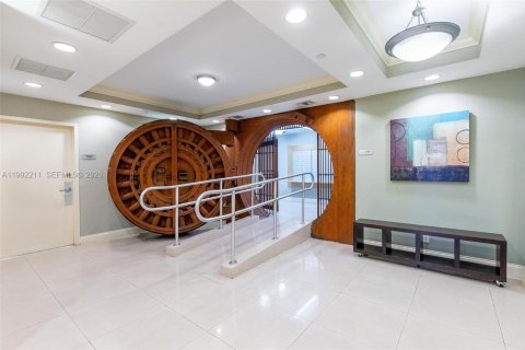 Condo in Miami, Florida, 2 bedrooms  № 2056024 - photo 15