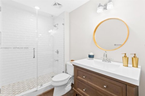 Condo in Miami, Florida, 2 bedrooms  № 2056024 - photo 8