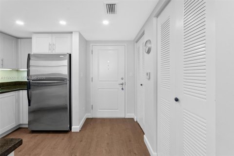 Condo in Miami, Florida, 2 bedrooms  № 2056024 - photo 12