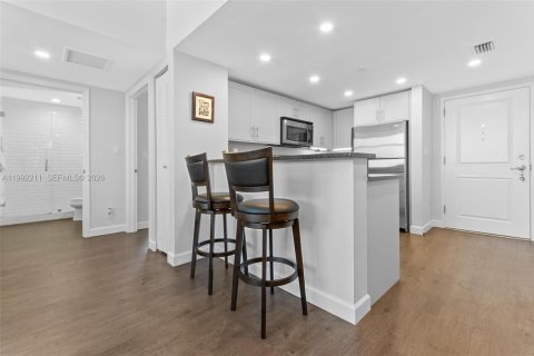 Condo in Miami, Florida, 2 bedrooms  № 2056024 - photo 1