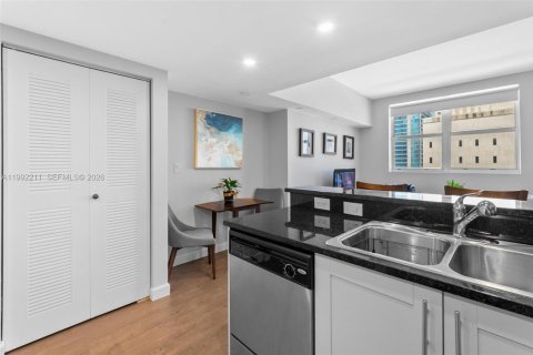 Condo in Miami, Florida, 2 bedrooms  № 2056024 - photo 4