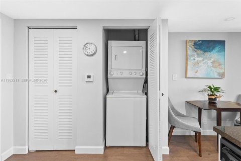 Condo in Miami, Florida, 2 bedrooms  № 2056024 - photo 5