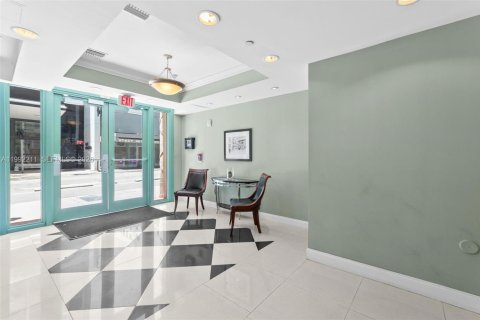 Condo in Miami, Florida, 2 bedrooms  № 2056024 - photo 17