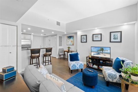 Condo in Miami, Florida, 2 bedrooms  № 2056024 - photo 6