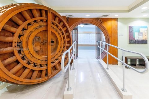 Condo in Miami, Florida, 2 bedrooms  № 2056024 - photo 16