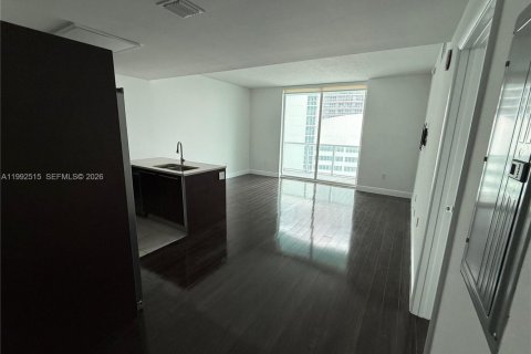 Condo in Miami, Florida, 1 bedroom  № 2062438 - photo 2