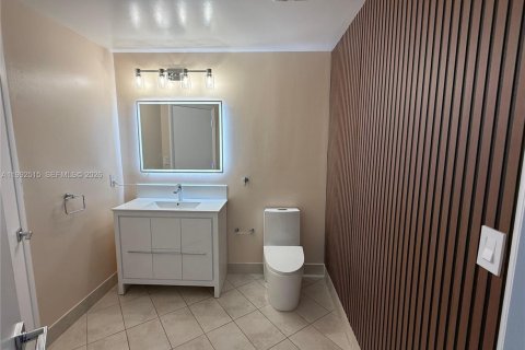 Condo in Miami, Florida, 1 bedroom  № 2062438 - photo 15