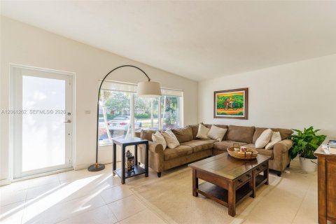 Villa ou maison à louer à Pinecrest, Floride: 3 chambres, 153.2 m2 № 2289225 - photo 2