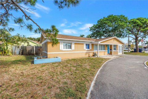 Villa ou maison à Saint Petersburg, Floride 3 chambres, 157.47 m2 № 2204427