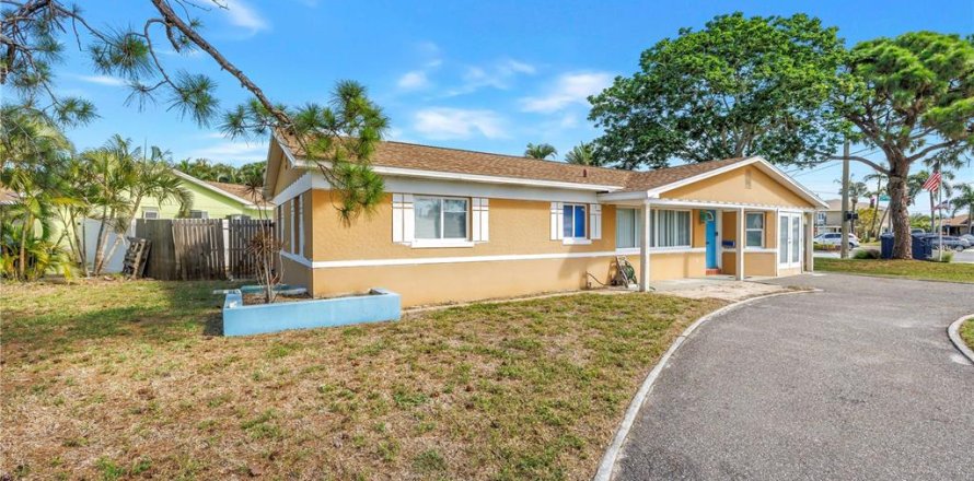 Villa ou maison à Saint Petersburg, Floride 3 chambres, 157.47 m2 № 2204427