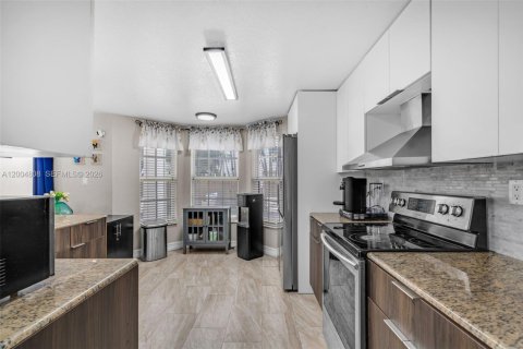 Villa ou maison à vendre à Miami Lakes, Floride: 4 chambres, 242.38 m2 № 2068739 - photo 11