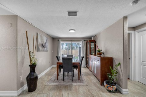 Villa ou maison à vendre à Miami Lakes, Floride: 4 chambres, 242.38 m2 № 2068739 - photo 9