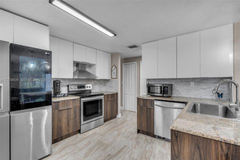 Villa ou maison à vendre à Miami Lakes, Floride: 4 chambres, 242.38 m2 № 2068739 - photo 13