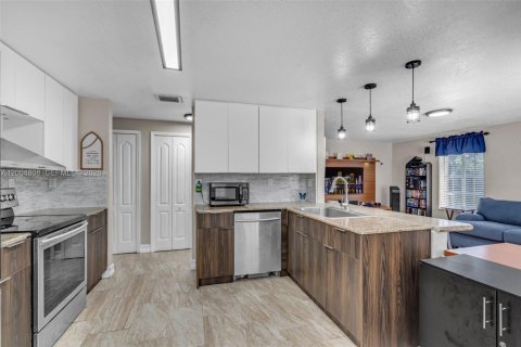 Villa ou maison à vendre à Miami Lakes, Floride: 4 chambres, 242.38 m2 № 2068739 - photo 12