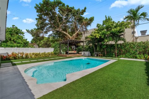 House in Miami, Florida 5 bedrooms, 210.42 sq.m. № 1999439 - photo 7