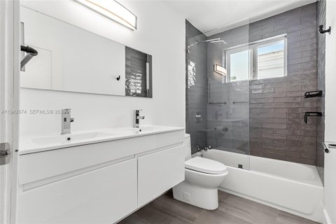 House in Miami, Florida 5 bedrooms, 210.42 sq.m. № 1999439 - photo 21