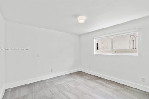 House in Miami, Florida 5 bedrooms, 210.42 sq.m. № 1999439 - photo 13