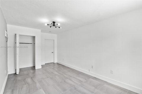 House in Miami, Florida 5 bedrooms, 210.42 sq.m. № 1999439 - photo 24