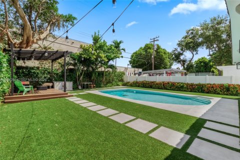 House in Miami, Florida 5 bedrooms, 210.42 sq.m. № 1999439 - photo 6