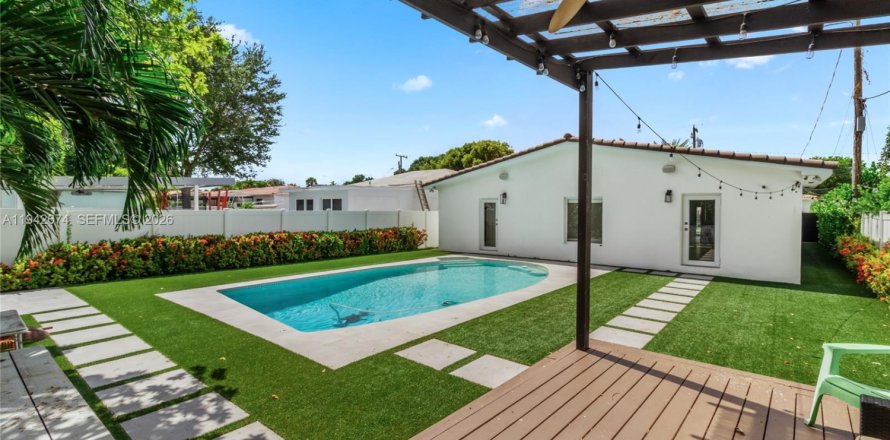 House in Miami, Florida 5 bedrooms, 210.42 sq.m. № 1999439