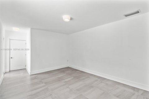 House in Miami, Florida 5 bedrooms, 210.42 sq.m. № 1999439 - photo 29