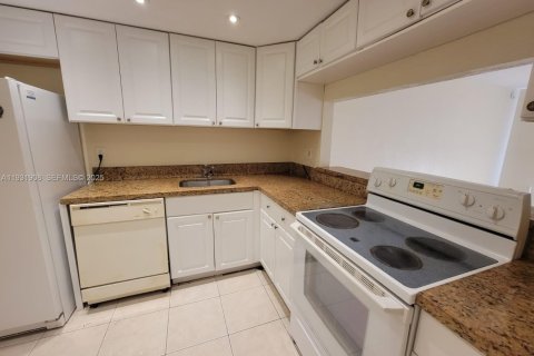 Condominio en venta en Deerfield Beach, Florida, 1 dormitorio, 64.57 m2 № 1990548 - foto 2