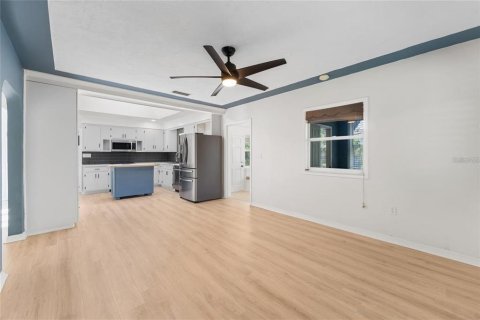 House in Saint Petersburg, Florida 3 bedrooms, 131.36 sq.m. № 1870260 - photo 12