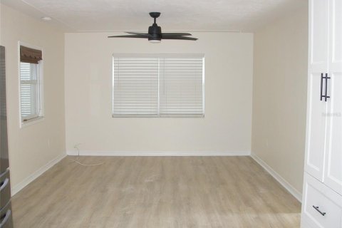 House in Saint Petersburg, Florida 3 bedrooms, 131.36 sq.m. № 1870260 - photo 14