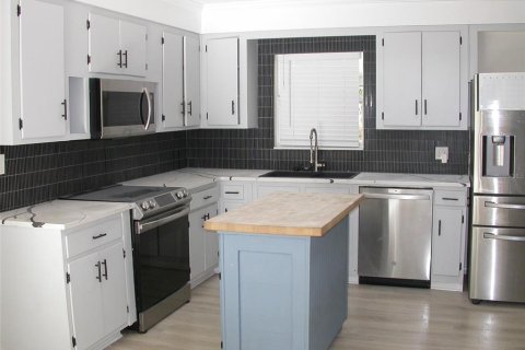 House in Saint Petersburg, Florida 3 bedrooms, 131.36 sq.m. № 1870260 - photo 3