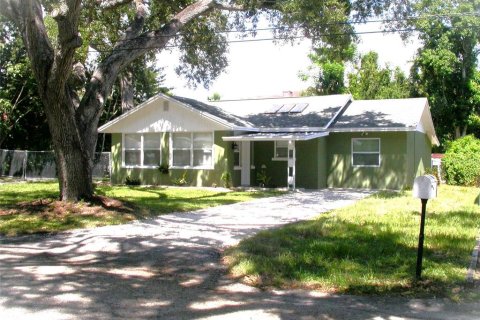 House in Saint Petersburg, Florida 3 bedrooms, 131.36 sq.m. № 1870260 - photo 1