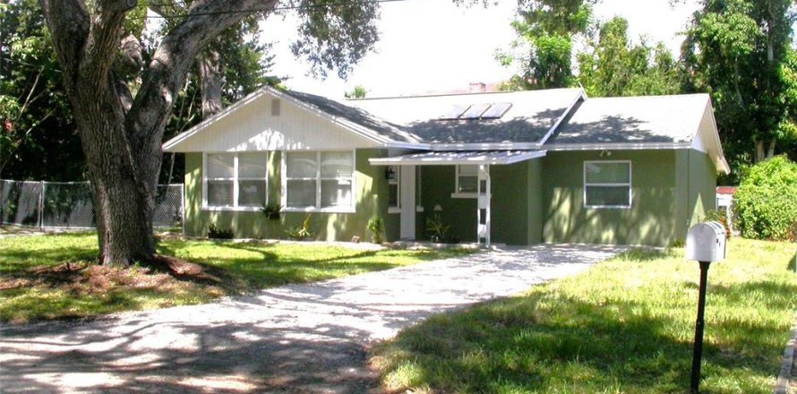 House in Saint Petersburg, Florida 3 bedrooms, 131.36 sq.m. № 1870260