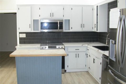 House in Saint Petersburg, Florida 3 bedrooms, 131.36 sq.m. № 1870260 - photo 7