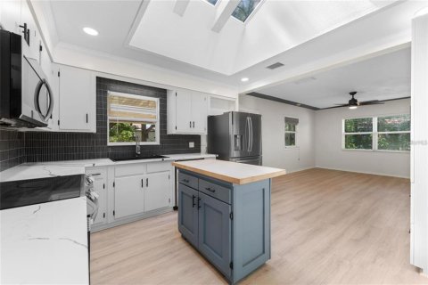 House in Saint Petersburg, Florida 3 bedrooms, 131.36 sq.m. № 1870260 - photo 8