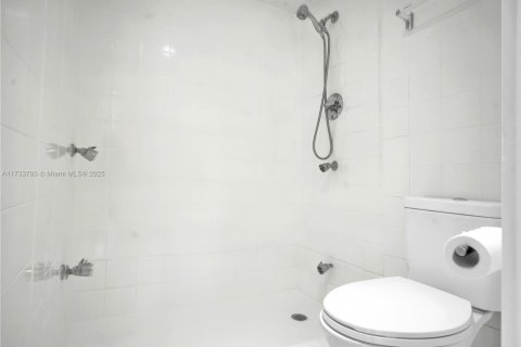 Copropriété à vendre à Miami, Floride: 2 chambres, 126.16 m2 № 1811102 - photo 11