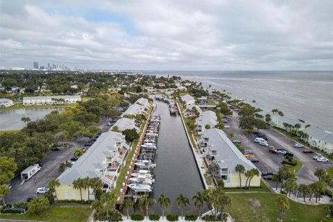 Condominio en Saint Petersburg, Florida, 1 dormitorio  № 2206121