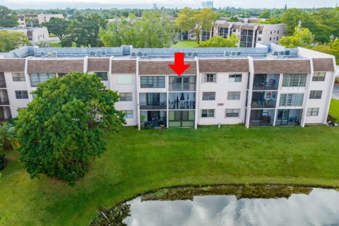 Condo in Sunrise, Florida, 2 bedrooms  № 839683 - photo 1