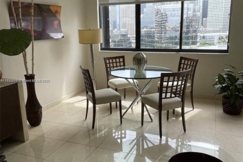 Condominio en alquiler en Miami, Florida, 2 dormitorios, 88.26 m2 № 1934170 - foto 3